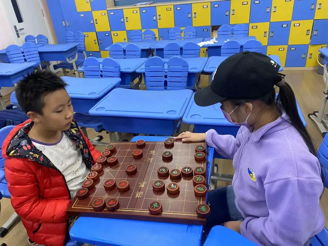 老年人打篮球时应如何进行适当的力量训练?_1